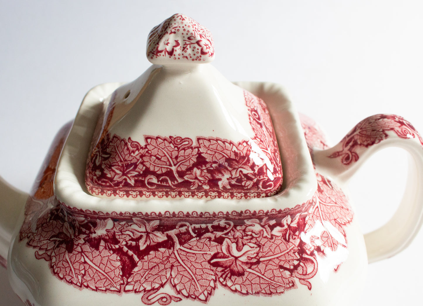 Mason's Ironstone 'Vista' Pattern Red and White Transferware 2 Pint Teapot