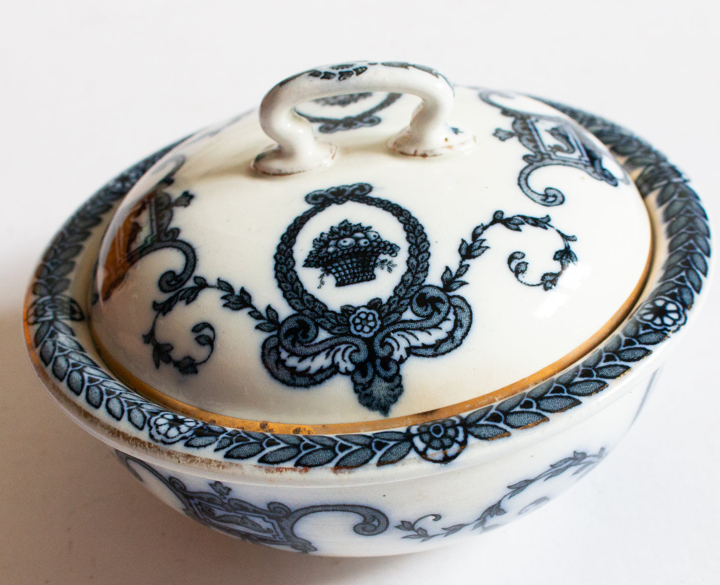 Bisto 'Charlotte' Pattern Blue and White Transferware Lidded Soap Dish