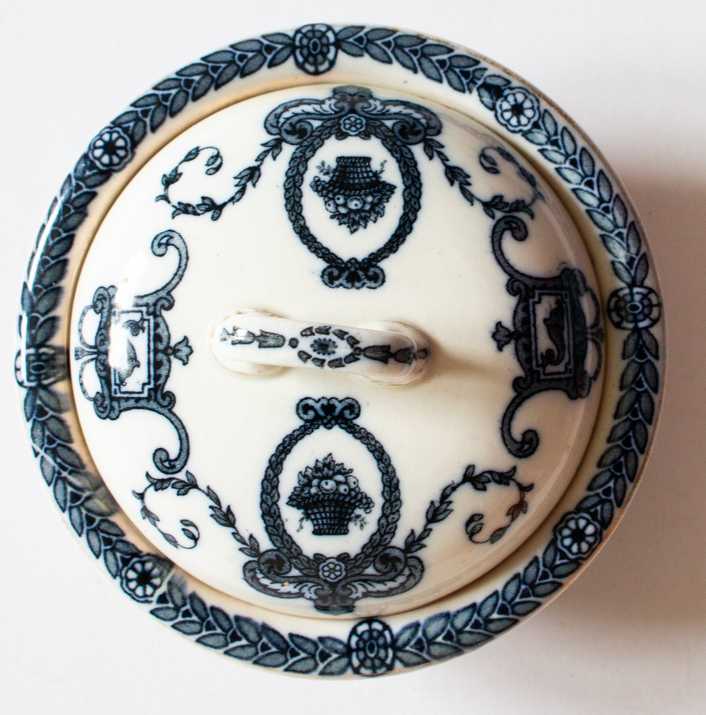 Bisto 'Charlotte' Pattern Blue and White Transferware Lidded Soap Dish