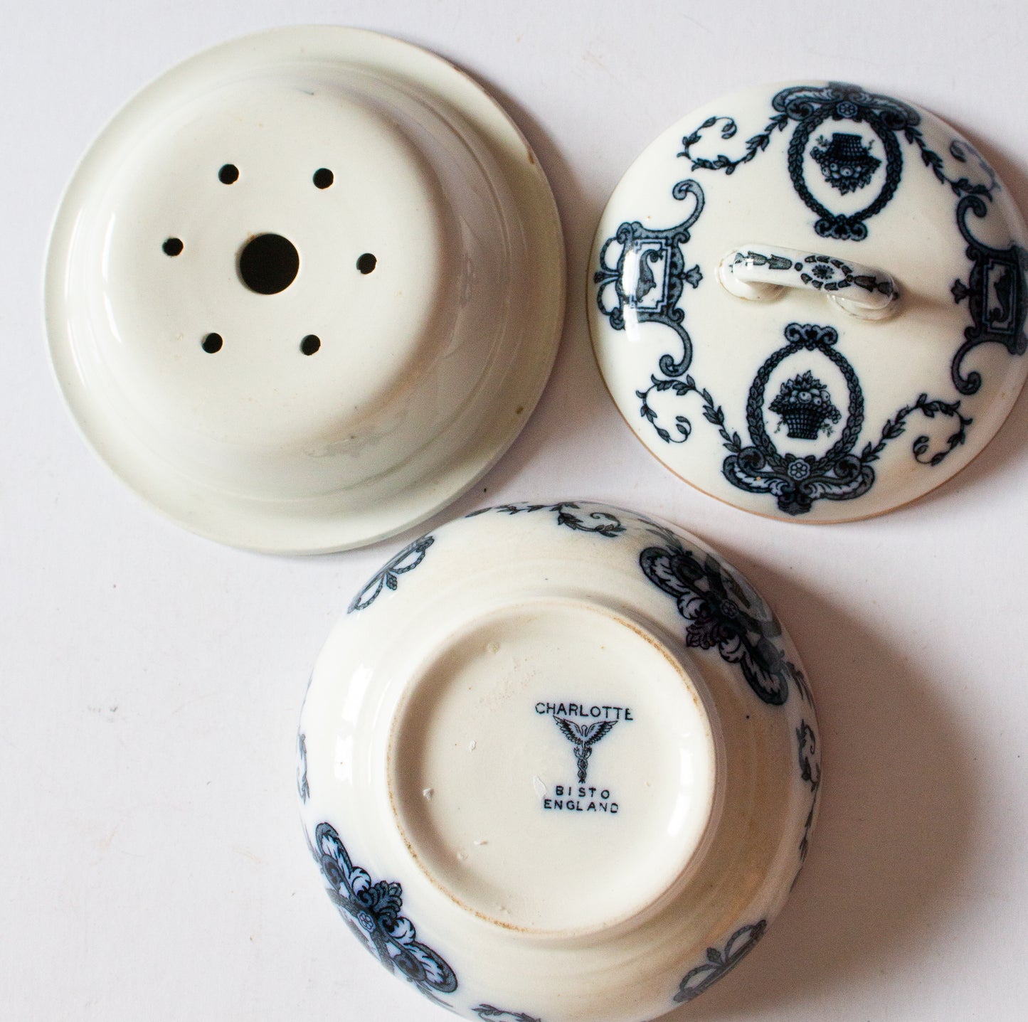 Bisto 'Charlotte' Pattern Blue and White Transferware Lidded Soap Dish