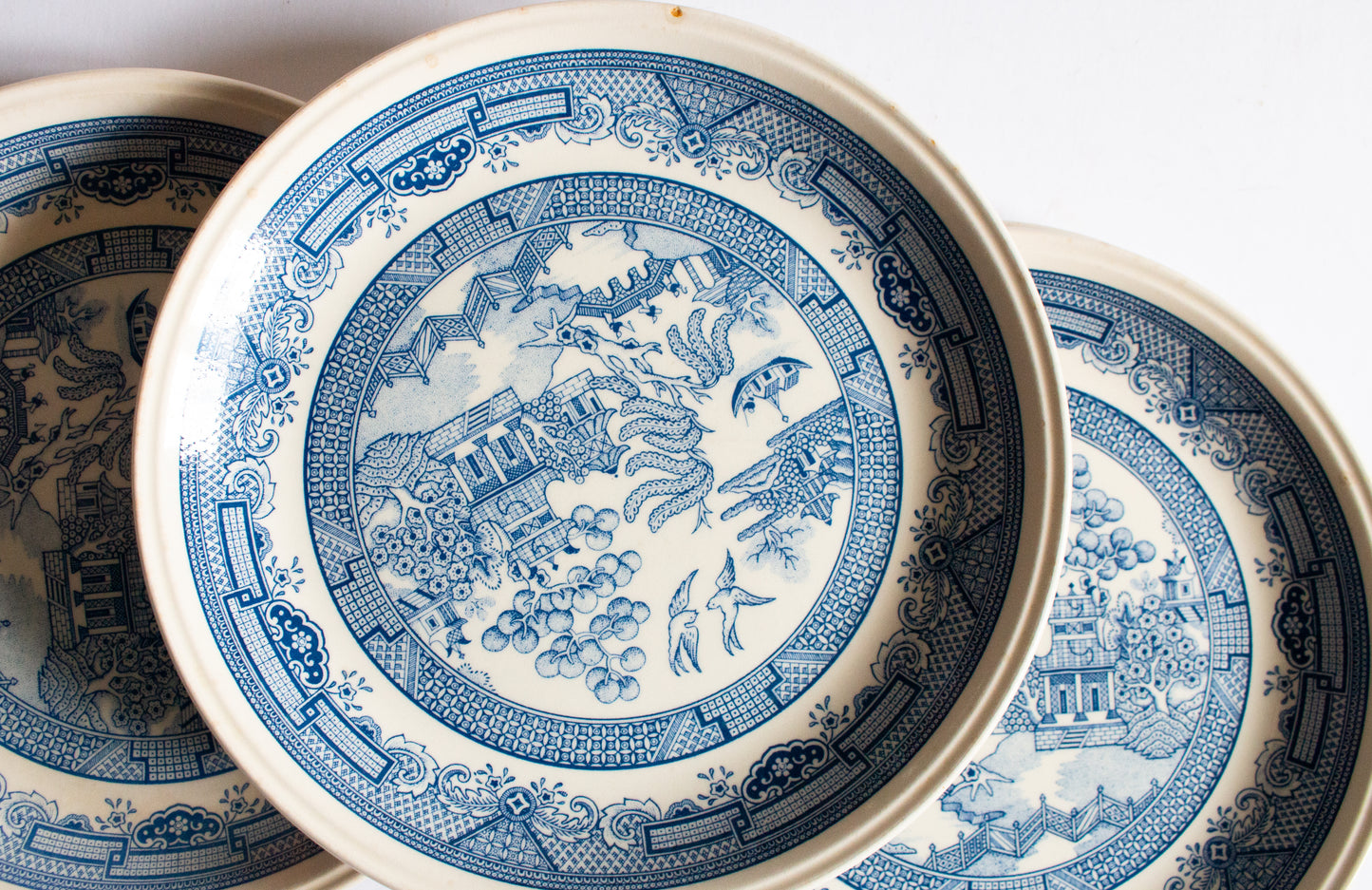 Staffordshire Tableware England Blue and Whit 'Willow' Pattern 9" Transferware Plates (4)