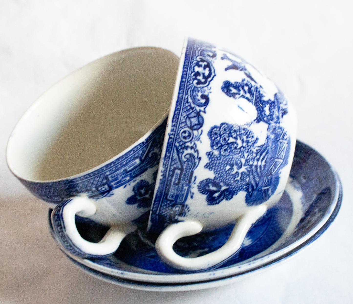 George Jones 'Willow' Pattern Blue and White Transferware Teacups and Saucers (2)