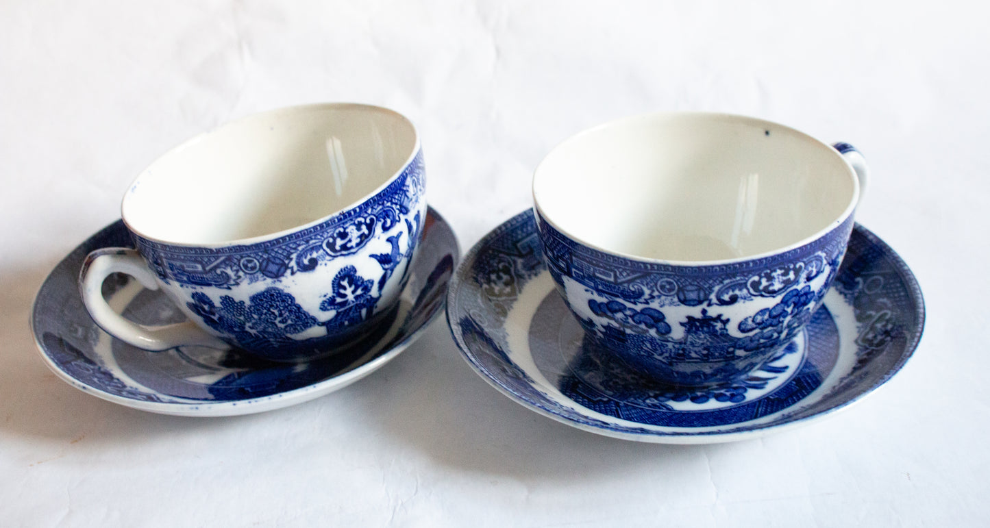 George Jones 'Willow' Pattern Blue and White Transferware Teacups and Saucers (2)