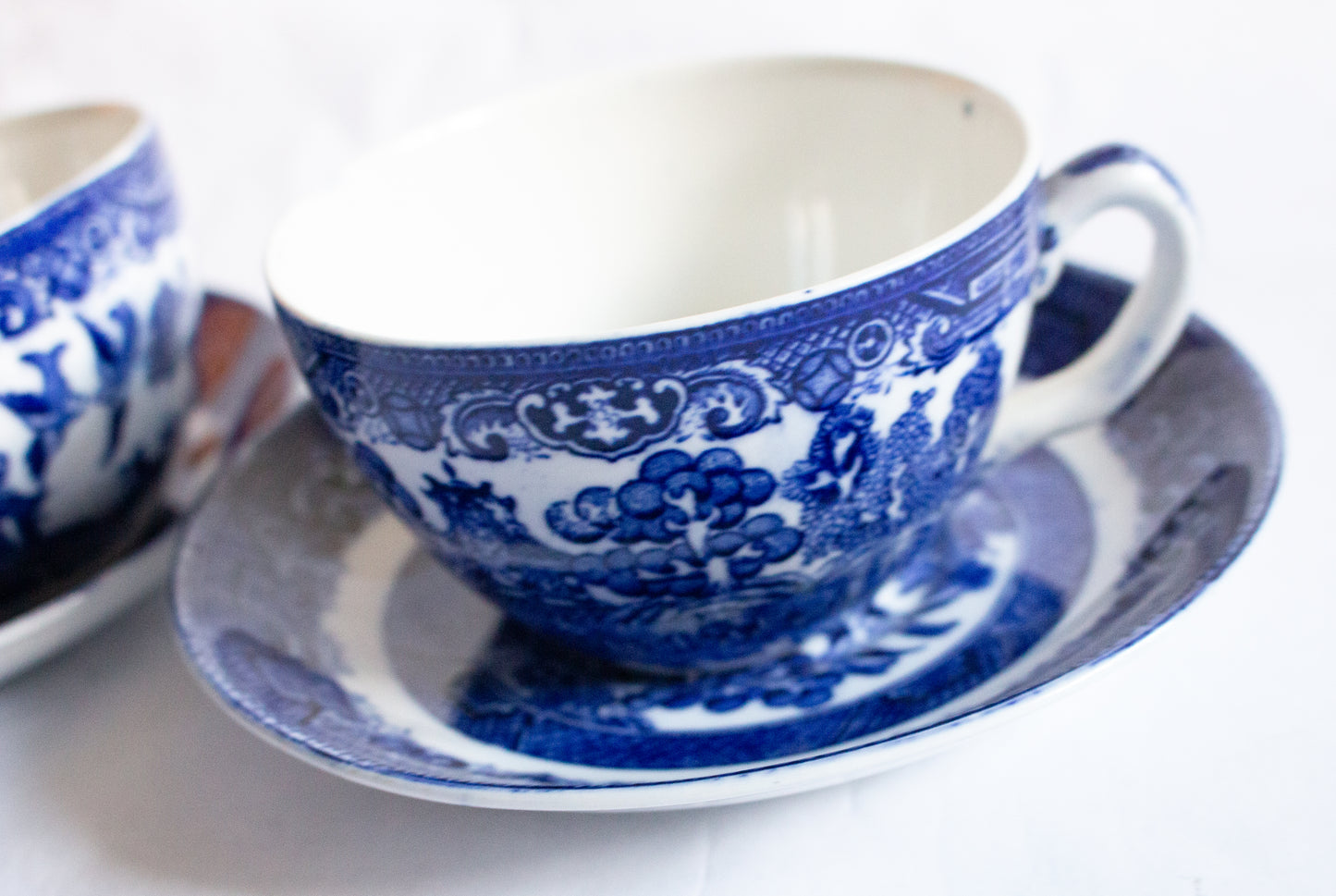 George Jones 'Willow' Pattern Blue and White Transferware Teacups and Saucers (2)