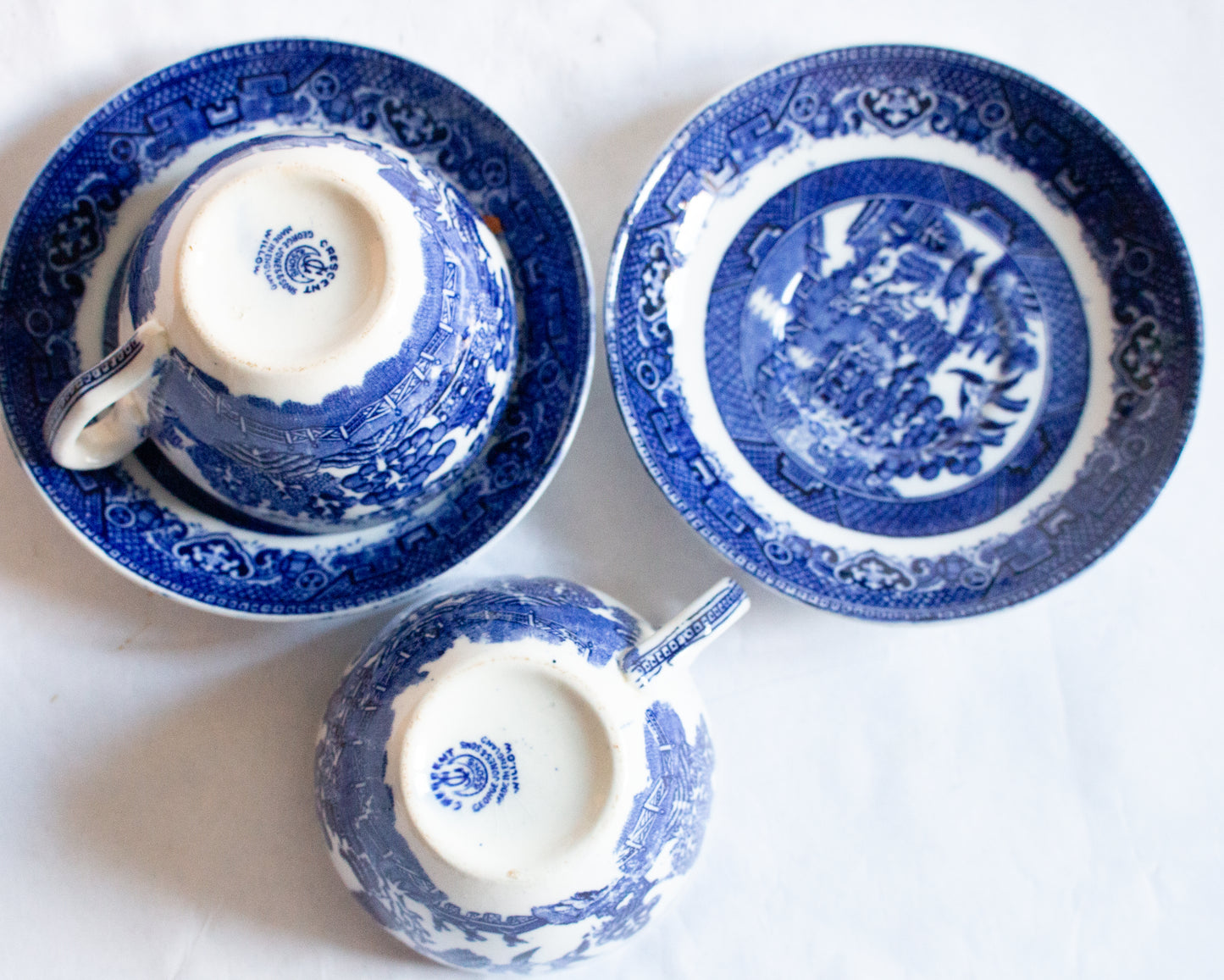 George Jones 'Willow' Pattern Blue and White Transferware Teacups and Saucers (2)