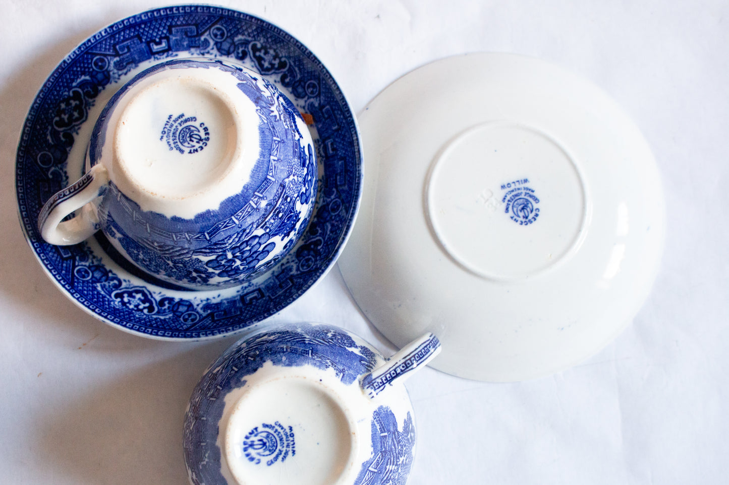 George Jones 'Willow' Pattern Blue and White Transferware Teacups and Saucers (2)